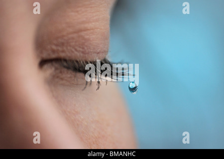 Fermé de femme avec des yeux en forme de larme tombant de cils Banque D'Images