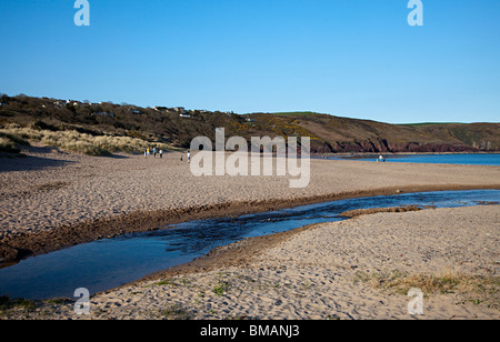 Les gens sur la plage à l'est d'eau douce, Pembrokeshire Wales UK Banque D'Images