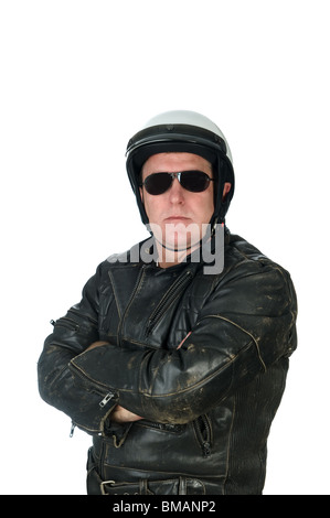 Un pilote moto macho posing while porter sa veste en cuir, le casque blanc et des lunettes de soleil. Banque D'Images