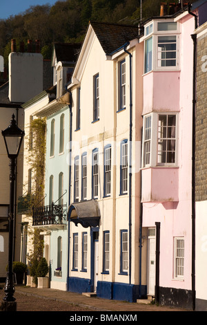 Royaume-uni, Angleterre, Devon, Dartmouth, Bayard's Cove maisons peintes de couleurs vives dans la lumière du matin Banque D'Images