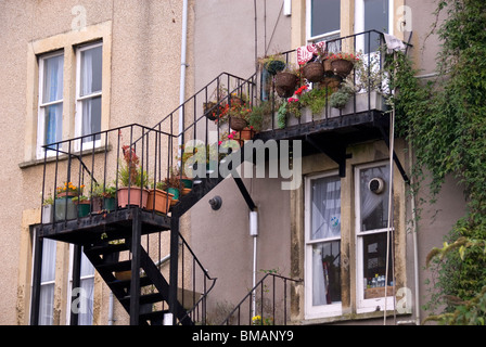 Escalier avec des pots sur le côté du mur de la maison, England, UK Banque D'Images