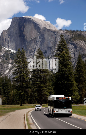 Le Parc de Yosemite National Park bus navette sur route avec demi dôme pic dans l'arrière-plan. California USA Banque D'Images