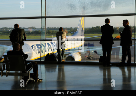 L'Aéroport International de Dublin. Avec l'intérieur du terminal passagers en attente d'un 'Conseil' deye vol tôt le matin avec Ryanair Banque D'Images