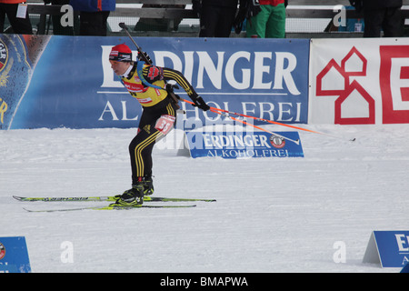 Magdalena Neuner Allemagne maillot jaune sprint 7,5 km femmes IBU World Cup Biathlon Kontiolahti en Finlande le 14 mars 2010 Banque D'Images