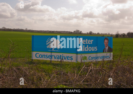 Une affiche électorale pour les conservateurs dans un champ les agriculteurs dans Suffolk , Bretagne , France Banque D'Images