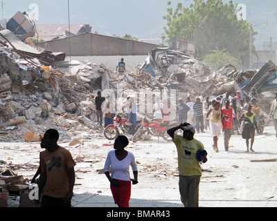 Les gens à pied à travers les ruines de Port-au-Prince après le séisme en Haïti Banque D'Images