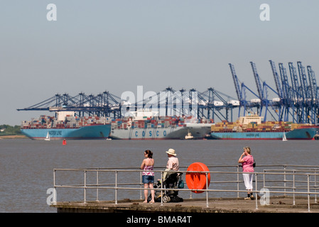 Les gens se tenant sur une jetée près du port de Felixstowe dans le Suffolk Banque D'Images