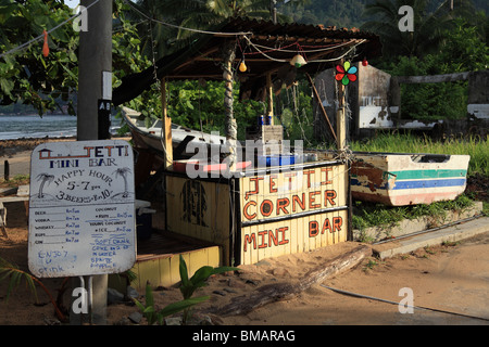 Bar de plage par la jetée sur Ayer Batang beach, Pulau Tioman, Malaisie Banque D'Images