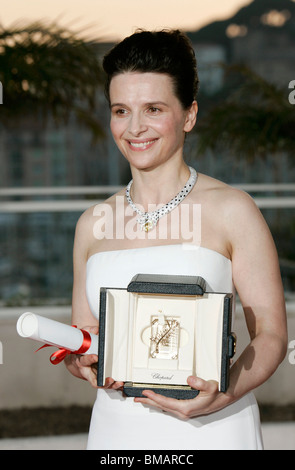 JULIETTE BINOCHE GAGNANTS PHOTOCALL PALAIS DES FESTIVALS CANNES FRANCE 23 Mai 2010 Banque D'Images