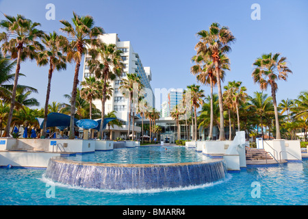 La piscine de l'hôtel Caribe Hilton Resort de San Juan, Puerto Rico, Caraïbes, Antilles. Banque D'Images