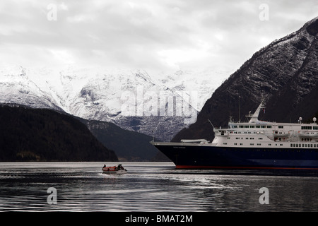 Bateau de croisière avec une montagne en arrière-plan, Ulvik, Norvège, fjords de Norvège, Scandinavie, Europe Banque D'Images