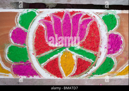 Rangoli Diwali festival à l'extérieur de l'atelier de conception, à l'aide de poudre de couleur pour faire motif de fleurs de lotus Banque D'Images
