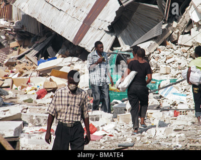 Les gens à pied à travers le centre de Port-au-Prince après le séisme en Haïti Banque D'Images