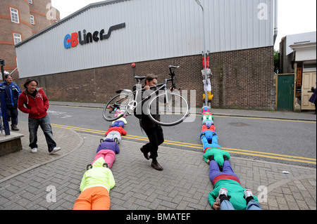 Les corps dans l'espace urbain montrent à Brighton, partie de Brighton Festival 2010 Banque D'Images