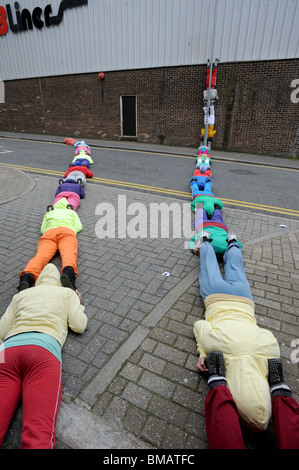 Les corps dans l'espace urbain montrent à Brighton, partie de Brighton Festival 2010 Banque D'Images