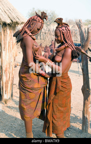 Deux jeunes filles de la tribu Himba, Opuwo, Namibie Banque D'Images