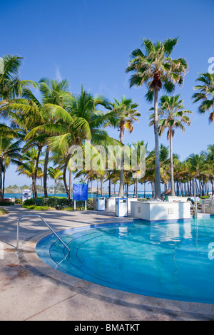 La piscine de l'hôtel Caribe Hilton Resort de San Juan, Porto Rico, Antilles. Banque D'Images