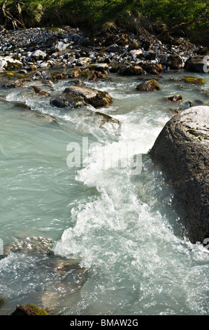 Les eaux de ruissellement vert pâle du Flatbreen et Supphellebreen glaciers forment la rivière au débit rapide, la Norvège Fjaerland Banque D'Images