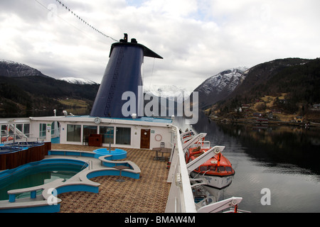 Piscine, pont lido à bord d'un bateau de croisière, Ulvik, Norvège, Scandinavie, Europe Banque D'Images