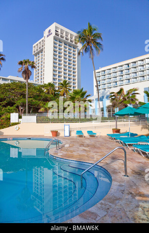 La piscine de l'hôtel Caribe Hilton Resort de San Juan, Puerto Rico, Caraïbes, Antilles. Banque D'Images