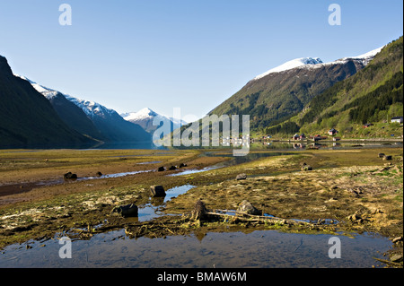 Vue vers le bas en direction du Fjaerlandsfjorden Mundal Boyum Fjaerland Sogn Norvège Banque D'Images