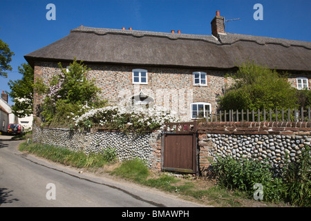 Un joli cottage Norfolk à Happisburgh, Norfolk, Angleterre. Banque D'Images