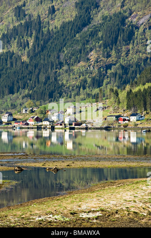 Vue vers le bas en direction du Fjaerlandsfjorden Mundal Boyum Fjaerland Sogn Norvège Banque D'Images