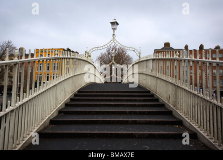 Ha'penny Bridge, Dublin, Irlande ; détail de Ha'penny Bridge sur la rivière Liffey Banque D'Images