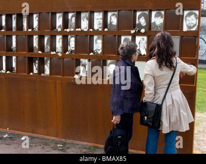 Nouvelle fenêtre du souvenir au Mémorial du Mur de Berlin à la rue Bernauer à Berlin Allemagne Banque D'Images