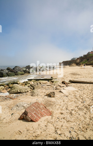 Partie d'un mur de briques et d'autres reste le long du rivage, Happisburgh Norfolk, Angleterre. Banque D'Images