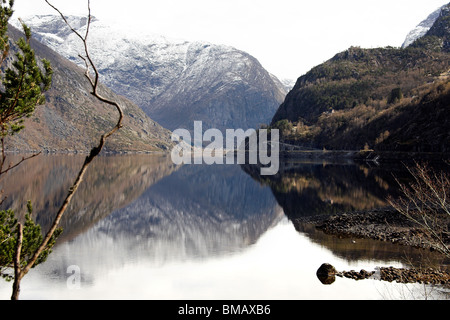 Dans un lac de montagne, Eidfjord, Norvège, fjords de Norvège, Scandinavie, Europe Banque D'Images