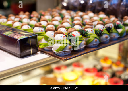 Confections en forme de bonhommes de remplir une vitrine d'une pâtisserie à Paris en décembre. Banque D'Images