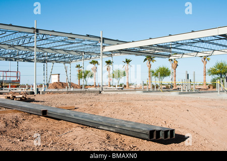 Le squelette en acier de construction d'un nouveau bâtiment commercial avec des poutres d'acier carrés à l'avant-plan Banque D'Images