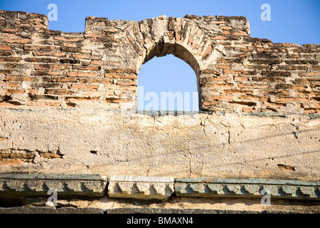 Dans la fenêtre du patrimoine ancien mur ciel bleu à l'intermédiaire ; passage de village urbain semi ; Dilwara Udaipur Rajasthan ; Inde ; Banque D'Images