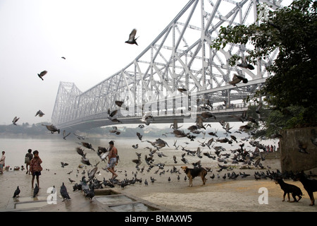 Activités sur Babu ghat ; Howrah Bridge sur la rivière Hooghly en arrière-plan ; Calcutta Kolkata maintenant ; l'ouest du Bengale en Inde ; Banque D'Images