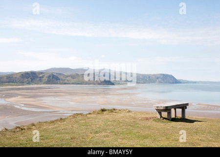 Une banquette en bois donnant sur une grande plage Banque D'Images