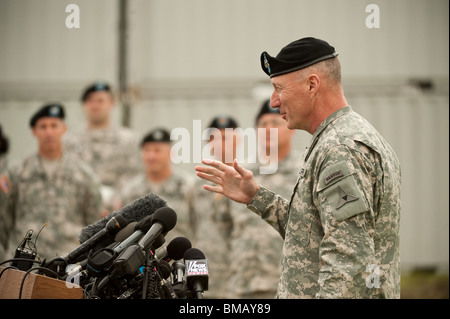 L'Armée américaine, le Lieutenant-général Robert Cone parle à la presse à 13 personnes ont été tuées à Fort Hood, au Texas, en novembre 2009. Banque D'Images