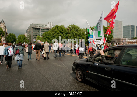 Foule nombreuse, marchant loin, en dizaines de milliers de travailleurs, manifestant contre les plans du gouvernement français de changer le régime de retraite, âge de la retraite, rue Banque D'Images