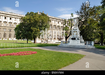 Statue de Mozart dans le jardin Burggarten. Clef de fleurs . Vienne Banque D'Images