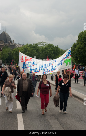 Des dizaines de milliers de travailleurs, manifestant contre les projets du gouvernement français de modifier les régimes de retraite, de réformer, de retraités protestant Banque D'Images