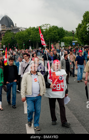 Des dizaines de milliers de travailleurs, manifestant contre les plans du président Sarkozy de faire travailler les Français plus d’années avant la retraite, protestations sur le budget des travailleurs, protestations sur l’âge de la retraite en france Banque D'Images