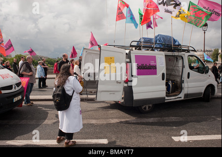 Des dizaines de milliers de travailleurs manifestent contre les plans du gouvernement de changer l'âge de la retraite réforme des pensions, les protestations sur le budget des travailleurs, la manifestation sur l'âge de la retraite en france Banque D'Images