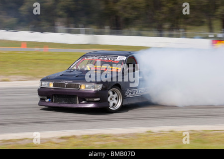 La dérive de l'Australie occidentale racer, James Eames, glissant sa Nissan Laurel très modiified autour d'un coin dans une dérive de la concurrence. Banque D'Images