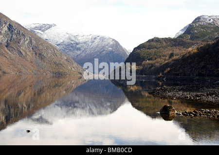 Dans un lac de montagne, Eidfjord, Norvège, fjords de Norvège, Scandinavie, Europe Banque D'Images