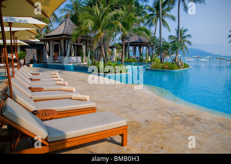 Melati Beach Resort & Spa sur Thongson Bay, Samui a une belle piscine à débordement et une vue sur un méandre villas étang de jardin. Banque D'Images