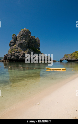 Les kayakistes peuvent se déplacer dans l'abondance de plages isolées dans les nombreuses îles d'Ang Thong, près de la Thaïlande est belle Koh Samui. Banque D'Images