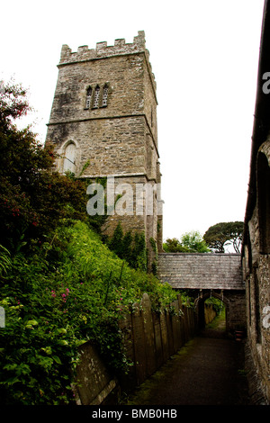 Chemin d'entrée montrant la tour et pierres tombales à Talland Looe en église paroissiale près de Cornwall, UK Banque D'Images