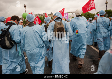 Foule d'infirmières, s'éloignant, des dizaines de milliers de travailleurs, manifestant contre les plans du gouvernement français de changer l'âge de la retraite du régime de retraite, Demo dans la rue, manifestations pour les droits des travailleurs, manifestation pour l'âge de la retraite en france Banque D'Images