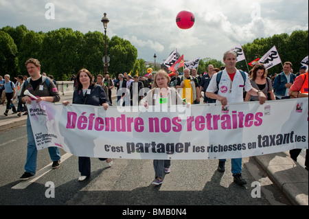 Paris, France des dizaines de milliers de travailleurs manifestent contre les projets du gouvernement français de modifier le régime de retraite, la réforme des retraites "défendre notre retraite" protestations pour les droits des travailleurs, la france protestation contre l'âge de la retraite Banque D'Images