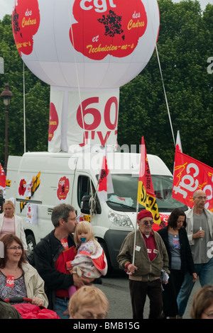 Des dizaines de milliers de travailleurs, manifestant contre le projet de faire travailler les Français plus d'années avant la retraite, le syndicat du travail de la CGT, la france protestent contre l'âge de la retraite Banque D'Images